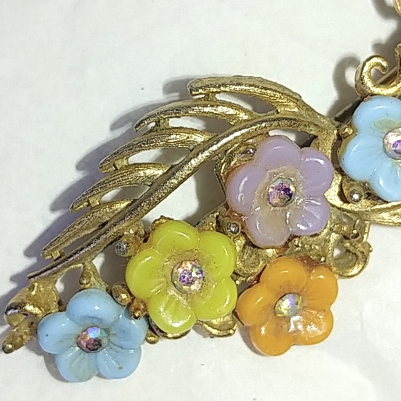 PASTEL FLOWERS BAR PIN BROOCH - MOLDED GLASS & AB RHINESTONES - Picture 3 of 6